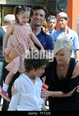 Hugh Jackman (2-L) pose pour les photographes (L-R), Ava fille femme Deborra-Lee Furness et son fils Oscar lors d'une cérémonie où l'acteur placé sa main et empreintes de pieds dans le ciment mouillé dans l'avant-cour du Grauman's Chinese Theatre dans la section Hollywood de Los Angeles le 21 avril 2009 (UPI/Jim Ruymen) Banque D'Images