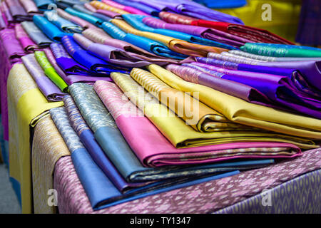 Ficelle En Soie Pour Faire à Textile Fait Maison Le Style Thaïlandais De  Modèle Avec Le Wea Image stock - Image du homemade, chaîne: 114388243