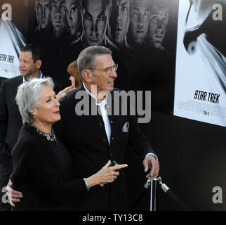 Leonard Nimoy, un acteur dans le film de science-fiction aventure motion photo 'Star Trek', assiste à la première du film avec sa femme Susan Bay au Grauman's Chinese Theatre dans la section Hollywood de Los Angeles le 30 avril 2009. (Photo d'UPI/Jim Ruymen) Banque D'Images