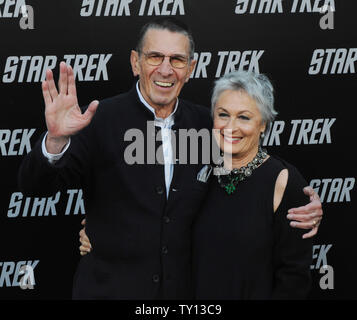 Leonard Nimoy, un acteur dans le film de science-fiction aventure motion photo 'Star Trek', assiste à la première du film avec sa femme Susan Bay au Grauman's Chinese Theatre dans la section Hollywood de Los Angeles le 30 avril 2009. (Photo d'UPI/Jim Ruymen) Banque D'Images