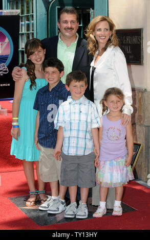 Academy award-winning actrice Marlee Matlin et son mari Kevin Grandalski posent avec leurs enfants (L-R) Sarah, 13 ans, Brandon, 8, 6, Tyler et Isabelle, 5, lors de l'inauguration de Matlin's étoile sur le Hollywood Walk of Fame à Hollywood Mai 6, 2009. Matlin, qui est sourde, a gagné son Oscar de la meilleure actrice pour son rôle dans 'Les enfants d'un Dieu moindre' en 1987 et est passé à l'étoile dans de nombreuses émissions de télévision. (Photo d'UPI/Jim Ruymen) Banque D'Images