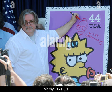 Créateur et producteur exécutif Matt Groening signe une affiche lors de l'inauguration de la nouvelle "Les Simpsons" les timbres des États-Unis à Los Angeles le 7 mai 2009. (Photo d'UPI/Jim Ruymen) Banque D'Images