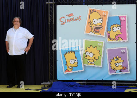 Créateur et producteur exécutif Matt Groening se trouve à côté d'un affichage à l'inauguration de la nouvelle "Les Simpsons" les timbres des États-Unis à Los Angeles le 7 mai 2009. (Photo d'UPI/Jim Ruymen) Banque D'Images