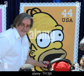 Créateur et producteur exécutif Matt Groening signe une affiche lors de l'inauguration de la nouvelle "Les Simpsons" les timbres des États-Unis à Los Angeles le 7 mai 2009. (Photo d'UPI/Jim Ruymen) Banque D'Images