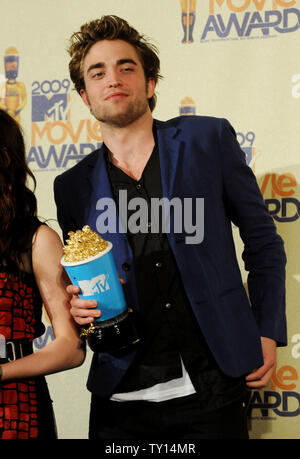 Robert Pattinson apparaît avec l'un de ses prix pour le film "Twilight", backstage au MTV Movie Awards à Universal City, Californie le 31 mai 2009. Pattinson a remporté le prix du meilleur mâle, meilleur baiser percée et meilleur combat. (Photo d'UPI/Jim Ruymen) Banque D'Images