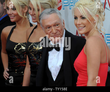 Les jumeaux identiques Karissa et Kristina Shannon, Hugh Hefner et Crystal Harris (L-R) arrivent pour le 37ième congrès annuel de l'AFI Lifetime Achievement Awards honorant Douglas, les studios Sony Pictures à Culver City, Californie le 11 juin 2009. (Photo d'UPI/Jim Ruymen) Banque D'Images