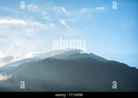 Sommet de montagne qui s'élève dans les nuages en Asie. Banque D'Images