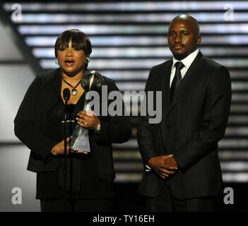 La fille de Nelson Mandela, Zindzi Mandela, et petit-fils, Zondwa Mandela, accepter le Arthur Ashe Courage Award sur Mandela's nom pendant l'enregistrement de l'ESPY Awards à Los Angeles le 15 juillet 2009. La cérémonie sera diffusée sur ESPN 19 Juillet.(UPI Photo/Jim Ruymen) Banque D'Images