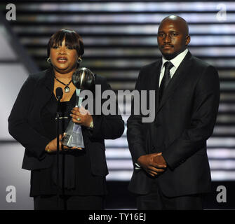 La fille de Nelson Mandela, Zindzi Mandela, et petit-fils, Zondwa Mandela, accepter le Arthur Ashe Courage Award sur Mandela's nom pendant l'enregistrement de l'ESPY Awards à Los Angeles le 15 juillet 2009. La cérémonie sera diffusée sur ESPN 19 Juillet.(UPI Photo/Jim Ruymen) Banque D'Images