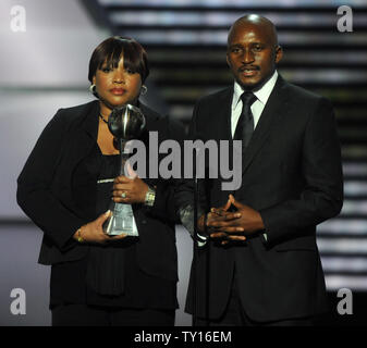 La fille de Nelson Mandela, Zindzi Mandela, et petit-fils, Zondwa Mandela, accepter le Arthur Ashe Courage Award sur Mandela's nom pendant l'enregistrement de l'ESPY Awards à Los Angeles le 15 juillet 2009. La cérémonie sera diffusée sur ESPN 19 Juillet.(UPI Photo/Jim Ruymen) Banque D'Images