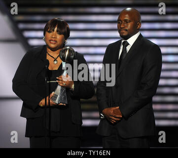 La fille de Nelson Mandela, Zindzi Mandela, et petit-fils, Zondwa Mandela, accepter le Arthur Ashe Courage Award sur Mandela's nom pendant l'enregistrement de l'ESPY Awards à Los Angeles le 15 juillet 2009. La cérémonie sera diffusée sur ESPN 19 Juillet.(UPI Photo/Jim Ruymen) Banque D'Images