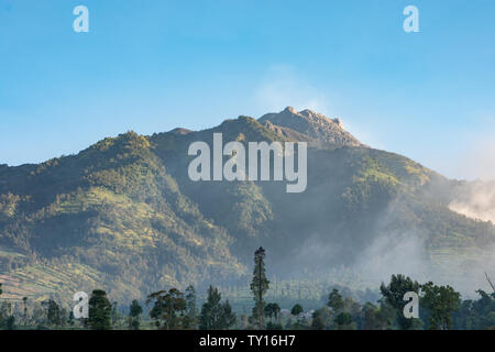 Sommet de montagne qui s'élève dans les nuages en Asie. Banque D'Images