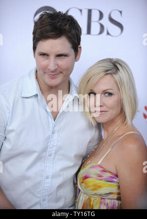 Jennie Garth (R) et de son mari Peter Facinelli assister à la CBS, CW, CBS Television Studios et Showtime Television Critics Association partie à San Marino, Californie le 3 août 2009. UPI/ Phil McCarten Banque D'Images