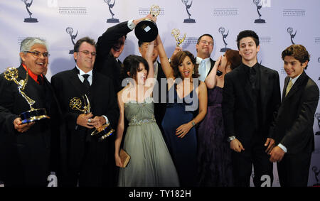 Selena Gomez (L) et Maria Canals Barrera, (R), acteurs dans "les sorciers de Waverly Place', célébrer avec le producteur exécutif Vince Cheung, le dos droit, et d'autres directeurs d'afficher après avoir remporté un prix Emmy pour Outstanding Children's Program, backstage au Creative Arts Emmy Awards à Los Angeles le 12 septembre 2009. UPI/Jim Ruymen Banque D'Images