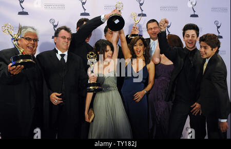 Selena Gomez (L) et Maria Canals Barrera, (R), acteurs dans "les sorciers de Waverly Place', célébrer avec le producteur exécutif Vince Cheung, le dos droit, et d'autres directeurs d'afficher après avoir remporté un prix Emmy pour Outstanding Children's Program, backstage au Creative Arts Emmy Awards à Los Angeles le 12 septembre 2009. UPI/Jim Ruymen Banque D'Images