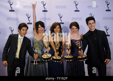 'Les sorciers de Waverly Place' acteurs, de gauche, Jake T. Austin, Selena Gomez, Maria Canals Barrera, Jennifer Stone et David Henrie apparaissent en coulisses après le spectacle a remporté un Emmy pour Outstanding Children's Program, au Creative Arts Emmy Awards à Los Angeles le 12 septembre 2009. UPI/Jim Ruymen Banque D'Images