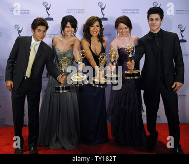 'Les sorciers de Waverly Place' acteurs, de gauche, Jake T. Austin, Selena Gomez, Maria Canals Barrera, Jennifer Stone et David Henrie apparaissent en coulisses après le spectacle a remporté un Emmy pour Outstanding Children's Program, au Creative Arts Emmy Awards à Los Angeles le 12 septembre 2009. UPI/Jim Ruymen Banque D'Images