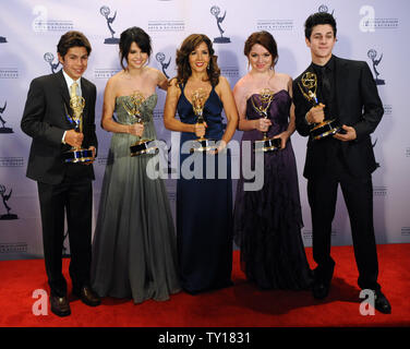 'Les sorciers de Waverly Place' acteurs, de gauche, Jake T. Austin, Selena Gomez, Maria Canals Barrera, Jennifer Stone et David Henrie apparaissent en coulisses après le spectacle a remporté un Emmy pour Outstanding Children's Program, au Creative Arts Emmy Awards à Los Angeles le 12 septembre 2009. UPI/Jim Ruymen Banque D'Images