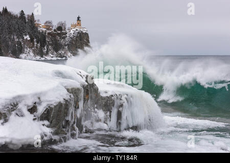 Frappant les vagues du rivage du lac Supérieur, le phare de Split Rock State Park, février, le comté de Lake, MN, USA, par Dominique Braud/Dembinsky Assoc Photo Banque D'Images