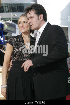 Charlie Sheen et sa femme Brooke Mueller arrivent à la 61e Primetime Emmy Awards au Nokia Center de Los Angeles le 20 septembre 2009. UPI /Lori Shepler Banque D'Images