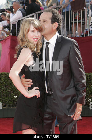 Tony Shalhoub embrasse sa fille à la 61e Primetime Emmy Awards au Nokia Center de Los Angeles le 20 septembre 2009. UPI /Lori Shepler Banque D'Images