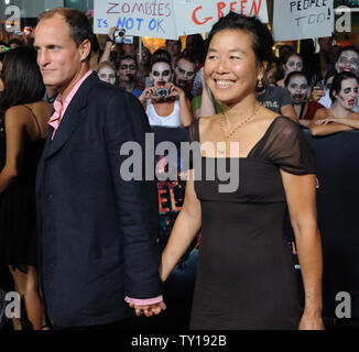 Woody Harrelson (L), un acteur dans l'horreur comédie "Zombieland" et son épouse Laura Louie, assister à la première du film au Grauman's Chinese Theatre dans la section Hollywood de Los Angeles le 23 septembre 2009. UPI/Jim Ruymen Banque D'Images