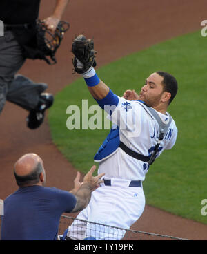 Des Dodgers de Los Angeles Russell Martin attrape une fausse balle frappée par des Phillies de Philadelphie Jimmy Rollins durant la première manche dans le jeu 1 de la série de championnat de la Ligue nationale à Los Angeles le 15 octobre 2009. UPI/Jim Ruymen Banque D'Images