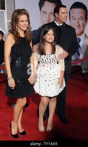 L'acteur John Travolta et sa femme Kelly Preston posent avec leur fille Ella Bleu Travolta lors de la première de leur nouvelle comédie cinéma 'Old Dogs', à l'El Capitan Theatre dans la section Hollywood de Los Angeles le 9 novembre 2009. Les trois étoiles dans le film avec Robin Williams. UPI/Jim Ruymen Banque D'Images