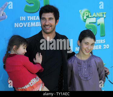 L'acteur Dylan McDermott et ses filles Charlotte Rose (L) et Colette assister à la première de The animated motion photo comédie 'Planète 51', dans la section de Los Angeles Westwood le 14 novembre 2009. UPI/Jim Ruymen Banque D'Images