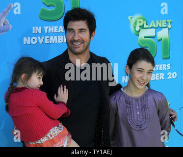 L'acteur Dylan McDermott et ses filles Charlotte Rose (L) et Colette assister à la première de The animated motion photo comédie 'Planète 51', dans la section de Los Angeles Westwood le 14 novembre 2009. UPI/Jim Ruymen Banque D'Images