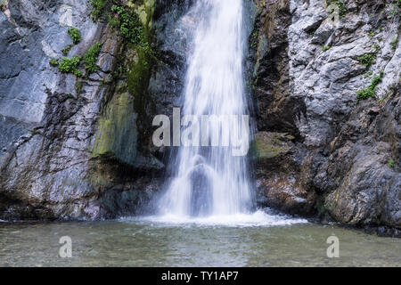 Los Angeles County, Californie, USA - 23 juin 2019 : en vertu de l'arrêt du refroidissement dans l'Eaton Falls montagnes San Gabriel près de Pasadena dans Banque D'Images