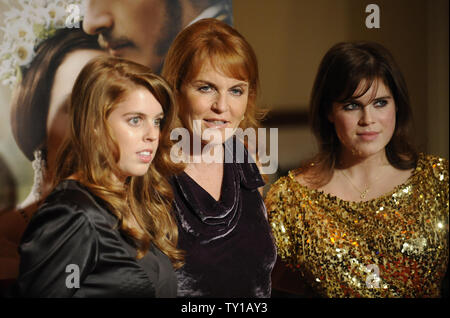 Sarah Ferguson, duchesse d'York (C) avec ses filles Princesse Béatrice d'York (L) et de la princesse Eugenie d'York (R) assister à la première du film 'La Jeune Victoria' à Los Angeles le 3 décembre 2009. UPI/ Phil McCarten Banque D'Images