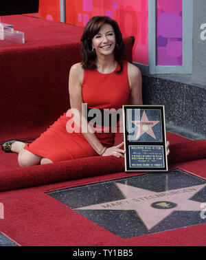 L'actrice Mary Steenburgen contient une réplique au cours d'une cérémonie de dévoilement de la plaque l'honorer avec le 2,395ème étoile sur le Hollywood Walk of Fame à Los Angeles le 16 décembre 2009. UPI/Jim Ruymen Banque D'Images