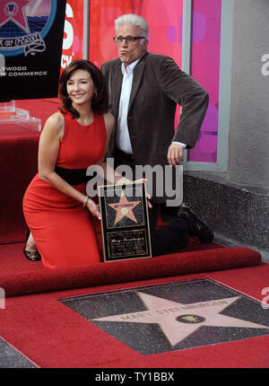 L'actrice Mary Steenburgen contient une réplique de la plaque elle pose avec son mari, l'acteur Ted Danson au cours d'une cérémonie de dévoilement de l'honorer avec le 2,395ème étoile sur le Hollywood Walk of Fame à Los Angeles le 16 décembre 2009. UPI/Jim Ruymen Banque D'Images