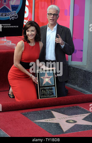 L'actrice Mary Steenburgen contient une réplique de la plaque elle pose avec son mari, l'acteur Ted Danson au cours d'une cérémonie de dévoilement de l'honorer avec le 2,395ème étoile sur le Hollywood Walk of Fame à Los Angeles le 16 décembre 2009. UPI/Jim Ruymen Banque D'Images