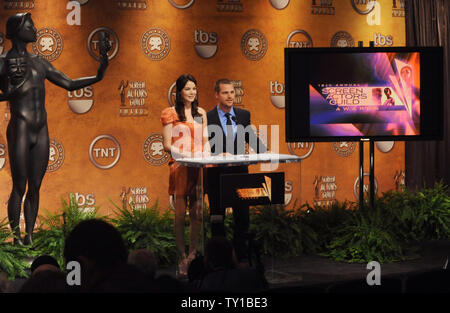 Acteurs Michelle Monaghan (L) et Chris O'Donnell conclure l'annonce des nominations pour la 16e Conférence annuelle des Screen Actors Guild Awards à West Hollywood, Californie le 17 décembre, le spectacle se tiendra le 23 janvier à Los Angeles. UPI/Jim Ruymen Banque D'Images