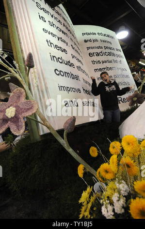 Les bénévoles préparent flotteurs pour le tournoi 2010 de la Rose Parade de Pasadena, Californie le 30 décembre 2009. UPI Photo/ Phil McCarten Banque D'Images