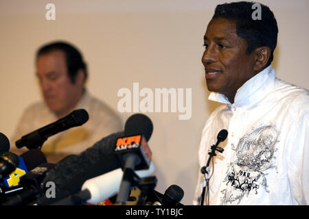 Jermaine Jackson, le frère de la pop star Michael Jackson, des entretiens avec les journalistes lors d'une conférence de presse à l'UCLA Medical Center de Los Angeles, Californie le 25 juin 2009. Jermaine a annoncé la mort de son frère dans sa maison à Los Angeles. (Photo d'UPI/Hector Mata) Banque D'Images