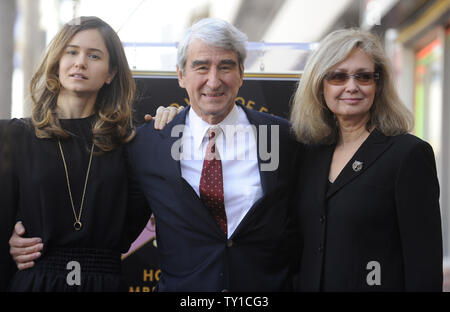 Sam Waterston (C) pose avec sa fille Katherine (L) et sa femme Lynn lors d'une cérémonie où l'acteur a reçu une étoile sur le Hollywood Walk of Fame à Los Angeles le 7 janvier 2010. UPI/ Phil McCarten Banque D'Images