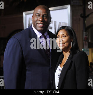 Earvin 'Magic' Johnson et sa femme Cookie assister à la première de the motion picture post-apocalyptique 'Le Livre d'Eli', au Grauman's Chinese Theatre dans la section Hollywood de Los Angeles, le 11 janvier 2010. UPI/Jim Ruymen Banque D'Images