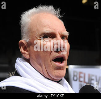 Acteur Malcolm McDowell assiste à la première de the motion picture post-apocalyptique 'Le Livre d'Eli', au Grauman's Chinese Theatre dans la section Hollywood de Los Angeles, le 11 janvier 2010. UPI/Jim Ruymen Banque D'Images