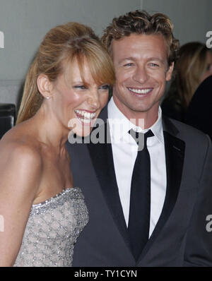 Toni Collette (L) et Simon Baker arrivent sur le tapis rouge à la G'DAY USA 2010 Los Angeles gala cravate noire à Hollywood le 16 janvier 2010. L'événement rend hommage à des personnes de haut niveau pour ses importantes contributions à leurs industries et pour l'excellence dans la promotion de l'Australie aux États-Unis. (UPI/David Silpa) Banque D'Images