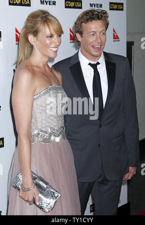 Toni Collette (L) et Simon Baker arrivent sur le tapis rouge à la G'DAY USA 2010 Los Angeles gala cravate noire à Hollywood le 16 janvier 2010. L'événement rend hommage à des personnes de haut niveau pour ses importantes contributions à leurs industries et pour l'excellence dans la promotion de l'Australie aux États-Unis. (UPI/David Silpa) Banque D'Images