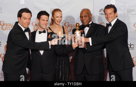 Membres de la troupe du film 'The Hangover', Ed Helms, Justin Bartha, Heather Graham, Mike Tyson et Bradley Cooper (L-R) apparaissent en coulisses après le film a remporté meilleur film-comédie musicale ou à la 67e assemblée annuelle Golden Globe Awards à Beverly Hills, Californie le 17 janvier 2010. UPI /Jim Ruymen Banque D'Images