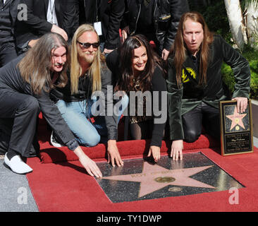 Les membres de la famille de Roy Orbison, de gauche, Westly Orbison, Alex Orbison, Barbara Orbison Roy Orbison et se rassembler devant le bâtiment de Capitol Records comme la fin Roy Orbison est honorée avec le 2400 ème étoile sur le Hollywood Walk of Fame à Los Angeles le 29 janvier 2010. UPI/Jim Ruymen Banque D'Images