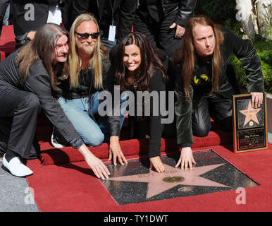 Les membres de la famille de Roy Orbison, de gauche, Westly Orbison, Alex Orbison, Barbara Orbison Roy Orbison et se rassembler devant le bâtiment de Capitol Records comme la fin Roy Orbison est honorée avec le 2400 ème étoile sur le Hollywood Walk of Fame à Los Angeles le 29 janvier 2010. UPI/Jim Ruymen Banque D'Images