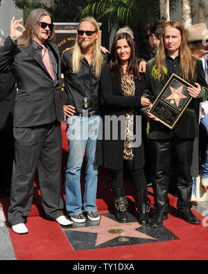 Les membres de la famille de Roy Orbison, de gauche, Westly Orbison, Alex Orbison, Barbara Orbison Roy Orbison et se rassembler devant le bâtiment de Capitol Records comme la fin Roy Orbison est honorée avec le 2400 ème étoile sur le Hollywood Walk of Fame à Los Angeles le 29 janvier 2010. UPI/Jim Ruymen Banque D'Images
