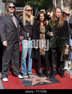 Les membres de la famille de Roy Orbison, de gauche, Westly Orbison, Alex Orbison, Barbara Orbison Roy Orbison et se rassembler devant le bâtiment de Capitol Records comme la fin Roy Orbison est honorée avec le 2400 ème étoile sur le Hollywood Walk of Fame à Los Angeles le 29 janvier 2010. UPI/Jim Ruymen Banque D'Images