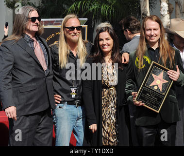 Les membres de la famille de Roy Orbison, de gauche, Westly Orbison, Alex Orbison, Barbara Orbison Roy Orbison et se rassembler devant le bâtiment de Capitol Records comme la fin Roy Orbison est honorée avec le 2400 ème étoile sur le Hollywood Walk of Fame à Los Angeles le 29 janvier 2010. UPI/Jim Ruymen Banque D'Images
