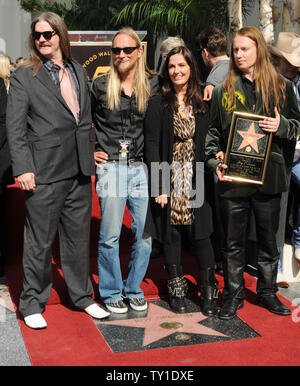 Les membres de la famille de Roy Orbison, de gauche, Westly Orbison, Alex Orbison, Barbara Orbison Roy Orbison et se rassembler devant le bâtiment de Capitol Records comme la fin Roy Orbison est honorée avec le 2400 ème étoile sur le Hollywood Walk of Fame à Los Angeles le 29 janvier 2010. UPI/Jim Ruymen Banque D'Images
